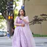Manimegalai Instagram - California FETNA Event, USA🇺🇸 Thank yu for all the Luvv 🫶 Lovely lavender outfit by @rihanadesigner Jewellery : @new_ideas_fashions MUA : @sugarglam_muah Photography : @storiesbyrampalli #traveldiaries #california #AnchorManimegalai #india United States of America