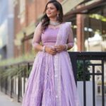 Manimegalai Instagram - California FETNA Event, USA🇺🇸 Thank yu for all the Luvv 🫶 Lovely lavender outfit by @rihanadesigner Jewellery : @new_ideas_fashions MUA : @sugarglam_muah Photography : @storiesbyrampalli #traveldiaries #california #AnchorManimegalai #india United States of America