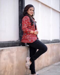 Manimegalai Instagram - As an Anchor of #CookWithComali this Week 😎 Tnx for all the lovely insta Stories, Msgs & comments for promos. Luv yu all 😇

Outfit : @styl_chennai 
MUA : @nirmala_makeupartistry 
Neckpiece : @new_ideas_fashions 
Photography : @prismatic_photography_7 
#AnchorManimegalai #Vijaytelevision