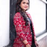 Manimegalai Instagram - As an Anchor of #CookWithComali this Week 😎 Tnx for all the lovely insta Stories, Msgs & comments for promos. Luv yu all 😇 Outfit : @styl_chennai MUA : @nirmala_makeupartistry Neckpiece : @new_ideas_fashions Photography : @prismatic_photography_7 #AnchorManimegalai #Vijaytelevision