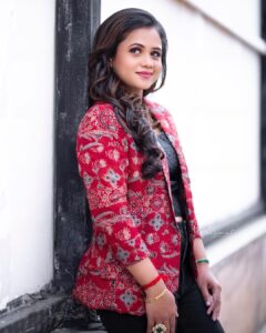 Manimegalai Instagram - As an Anchor of #CookWithComali this Week 😎 Tnx for all the lovely insta Stories, Msgs & comments for promos. Luv yu all 😇

Outfit : @styl_chennai 
MUA : @nirmala_makeupartistry 
Neckpiece : @new_ideas_fashions 
Photography : @prismatic_photography_7 
#AnchorManimegalai #Vijaytelevision