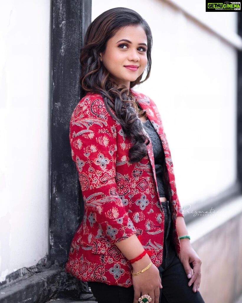 Manimegalai Instagram - As an Anchor of #CookWithComali this Week 😎 Tnx for all the lovely insta Stories, Msgs & comments for promos. Luv yu all 😇 Outfit : @styl_chennai MUA : @nirmala_makeupartistry Neckpiece : @new_ideas_fashions Photography : @prismatic_photography_7 #AnchorManimegalai #Vijaytelevision