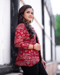 Manimegalai Instagram - As an Anchor of #CookWithComali this Week 😎 Tnx for all the lovely insta Stories, Msgs & comments for promos. Luv yu all 😇

Outfit : @styl_chennai 
MUA : @nirmala_makeupartistry 
Neckpiece : @new_ideas_fashions 
Photography : @prismatic_photography_7 
#AnchorManimegalai #Vijaytelevision