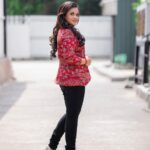 Manimegalai Instagram - As an Anchor of #CookWithComali this Week 😎 Tnx for all the lovely insta Stories, Msgs & comments for promos. Luv yu all 😇 Outfit : @styl_chennai MUA : @nirmala_makeupartistry Neckpiece : @new_ideas_fashions Photography : @prismatic_photography_7 #AnchorManimegalai #Vijaytelevision