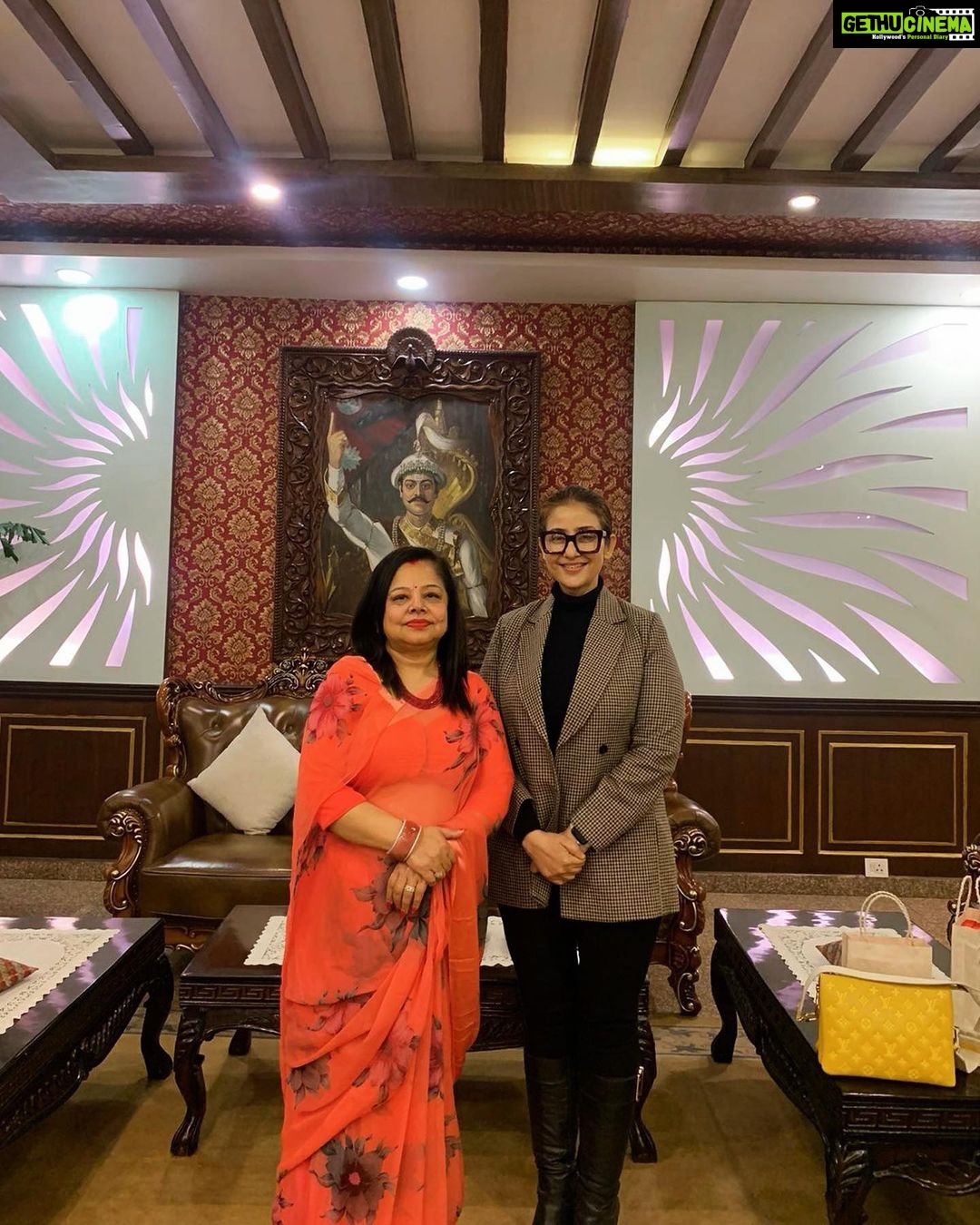 Manisha Koirala Instagram - It was fabulous to meet Mrs Sunita Sharma ji I m extremely impressed with her zeal to serve through #sainiksrimatisangh 💐🙏🏻❤️ Kathmandu, Nepal
