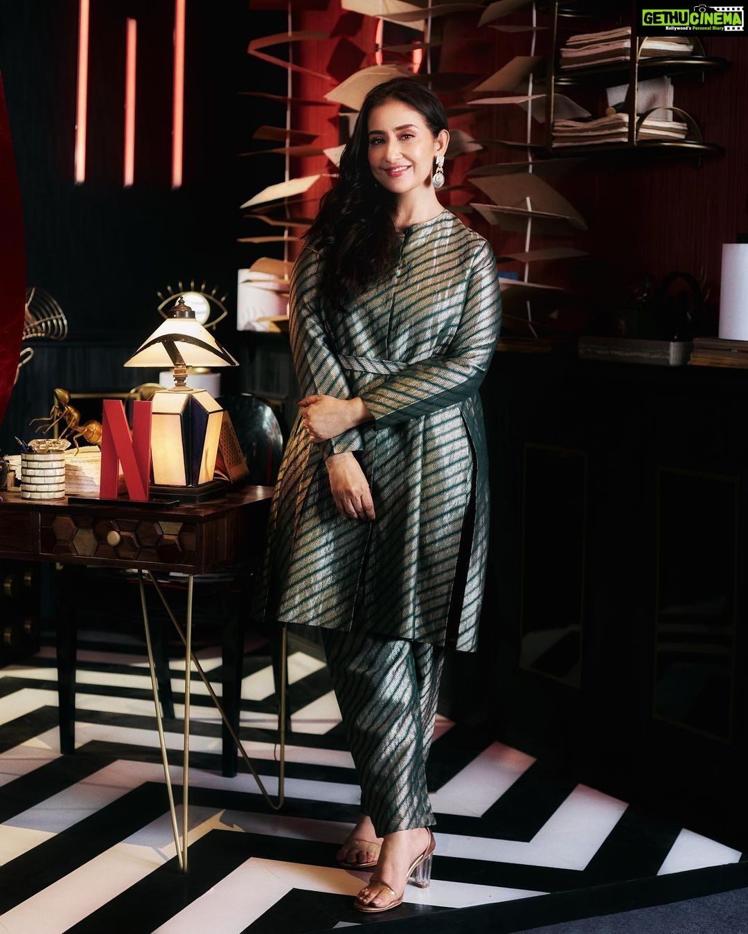 Manisha Koirala Instagram - At the @netflix_in party .. @raw_mango @surinakakkar @tush_91 @hairbyykaushall @monrowshoes Mumbai, Maharashtra