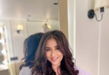 Manisha Koirala Instagram - When your favourite colour is in fashion.. #lilac #casual M- @tush_91 H- @hairstylist_jennny Mumbai, Maharashtra