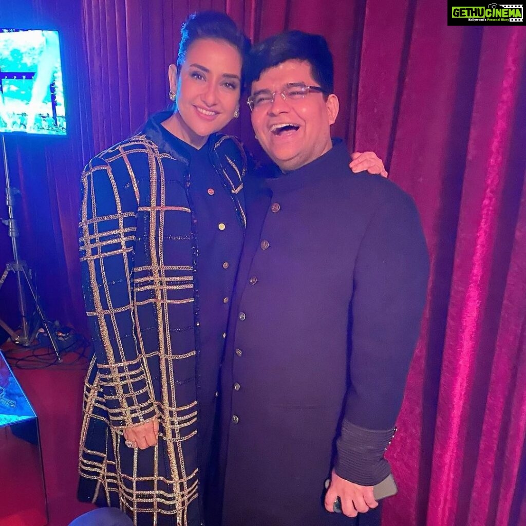 Manisha Koirala Instagram - Our friendship goes long back..it’s deeply embedded during our initial days in the industry ,fun,relaxed and total chill!! One of the nicest n funniest person I know..love you @jiteshpillaai hats off to carrying huge shows one after the other!! Backstage at #filmfareawards @filmfare