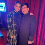 Manisha Koirala Instagram - Our friendship goes long back..it’s deeply embedded during our initial days in the industry ,fun,relaxed and total chill!! One of the nicest n funniest person I know..love you @jiteshpillaai hats off to carrying huge shows one after the other!! Backstage at #filmfareawards @filmfare