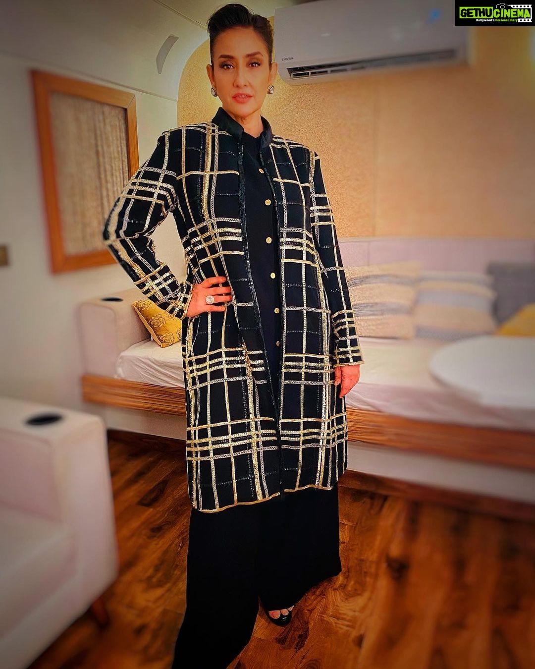 Manisha Koirala Instagram - About last night.. for @filmfare awards.. wearing my most talented friend @manishmalhotra05 ❤️❤️❤️ Makeup- @tush_91 Hair- @radhikayadav_24 Managed by - @jogidisha @manishmalhotrajewellery @manishmaholtraworld #filmfareawards #vanitylife #actorslife