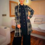 Manisha Koirala Instagram - About last night.. for @filmfare awards.. wearing my most talented friend @manishmalhotra05 ❤️❤️❤️ Makeup- @tush_91 Hair- @radhikayadav_24 Managed by - @jogidisha @manishmalhotrajewellery @manishmaholtraworld #filmfareawards #vanitylife #actorslife