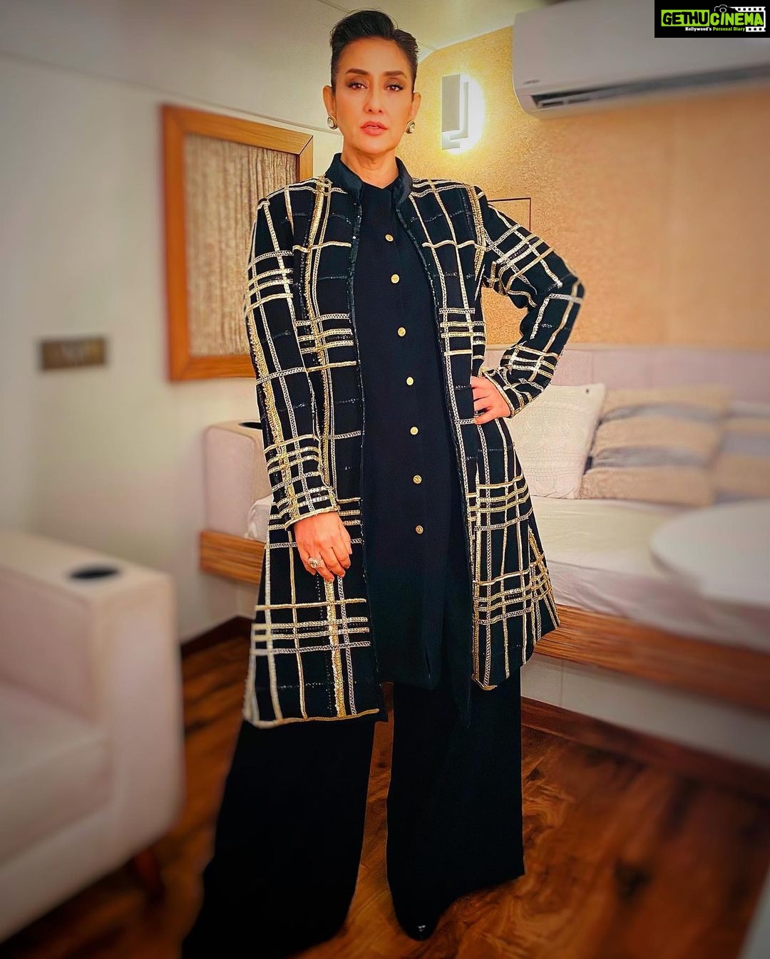 Manisha Koirala Instagram - About last night.. for @filmfare awards.. wearing my most talented friend @manishmalhotra05 ❤️❤️❤️ Makeup- @tush_91 Hair- @radhikayadav_24 Managed by - @jogidisha @manishmalhotrajewellery @manishmaholtraworld #filmfareawards #vanitylife #actorslife