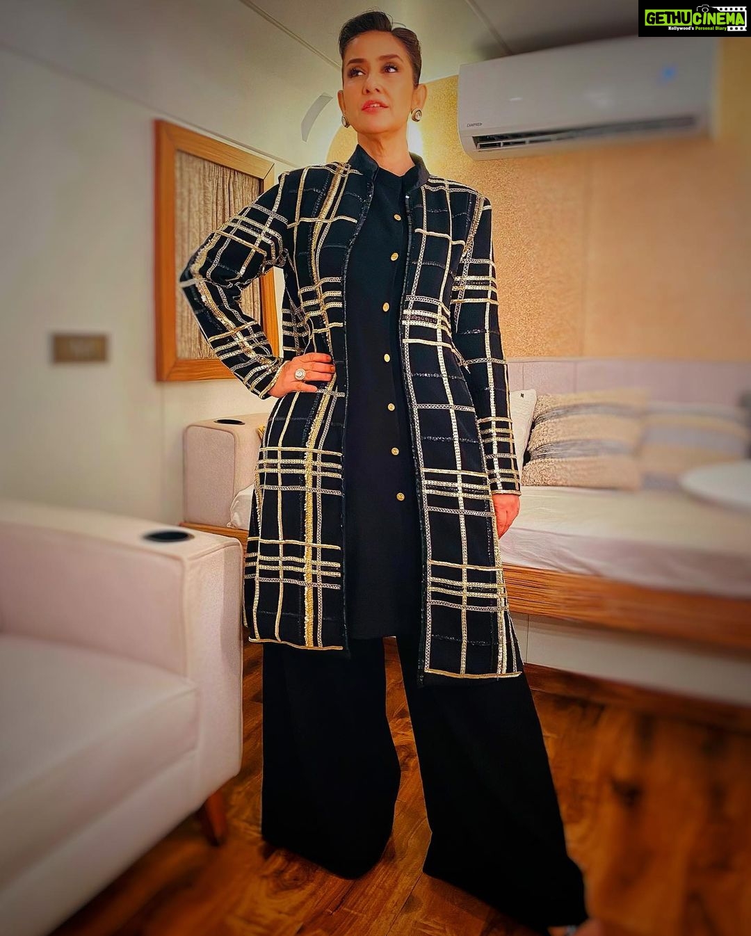 Manisha Koirala Instagram - About last night.. for @filmfare awards.. wearing my most talented friend @manishmalhotra05 ❤️❤️❤️ Makeup- @tush_91 Hair- @radhikayadav_24 Managed by - @jogidisha @manishmalhotrajewellery @manishmaholtraworld #filmfareawards #vanitylife #actorslife