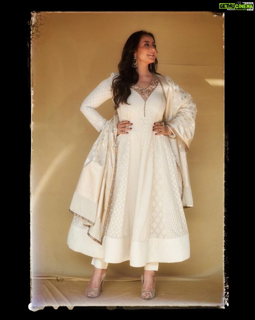 Manisha Koirala Instagram - Life has been a beautiful n educational journey..learning to prioritise, choosing to see beauty, being happy in the present, being aware of my inner world n inner dialogues, seeing myself in others, appreciating what is, in awe of life n everything life brings…💐💐💐 Outfit- @manishmalhotra05 Style- @surinakakkar Makeup- @tush_91 Hair- @hairbyykaushall 📸- @kaasa.studio Mumbai, Maharashtra