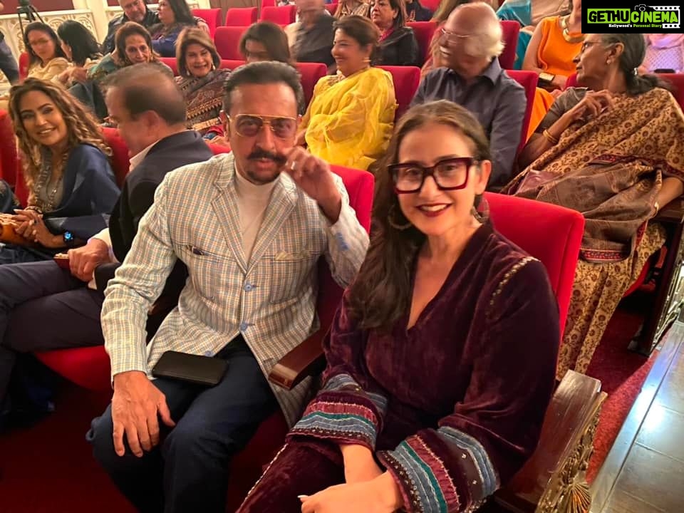 Manisha Koirala Instagram - What a fabulous evening!! Thank you Kailash Surendranath n Aarti Gupta Surendranath for last night in @mumbaiopera a gorgeous building where their super talented daughter @kshirsurendranath performed #odisseydance #indianculture #classicaldance