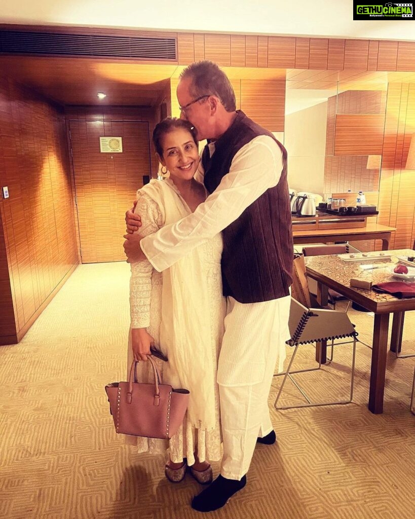 Manisha Koirala Instagram - Thank you @stevehardison for the love!! What you teach is who you are..one of the most authentic, unique, deep, filled with wisdom & love..human BEING I have ever met!! Thank you @thementalcoach for nudging me to attend BEINGNESS experience!!❤️❤️❤️🙏🏻🙏🏻🙏🏻💐💐💐