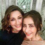 Manisha Koirala Instagram - Happy birthday dearest @ushakakadeofficial thank you for lovely get together with friends.. it was so so fun to meet all of them!!! You looked radiant as always.. love you loads 💕💐💕 @iamsonalibendre @manishmalhotra05 #friendship #birthdaygirl Mumbai, Maharashtra