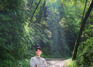 Manisha Koirala Instagram - I find myself happier in nature..#forestbathing #shinrinyoku #wellness #welbeing Kathmandu, Nepal