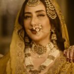 Manisha Koirala Instagram - Sneak peek into Heeramandi, a place where courtesans were queens 😍 #Heeramandi coming soon, only on @netflix_in! #SanjayLeelaBhansali @bhansaliproductions @prerna_singh6 @aslisona @aditiraohydari @sharminsegal @therichachadha @iamsanjeeda @netflix_in @sudeepchatterjee.isc @limaye.mahesh @rimpleandharpreet @subratachakraborty706 @amitsray @damakeuplab @shreyaspuranikofficial