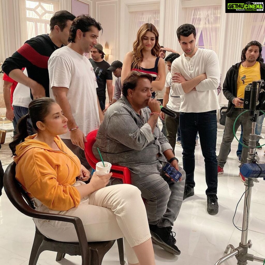 Manisha Koirala Instagram - I have loved working with this fabulous family!! Thank you #rohitdhawan for being such a respectful and warm person to work with that entire team is so great!! Here’s to all of us from #shehzada @kartikaaryan @ronitboseroy @kritisanon @amanthegill #ganeshmasterchoreography ❤❤❤ Mumbai, Maharashtra
