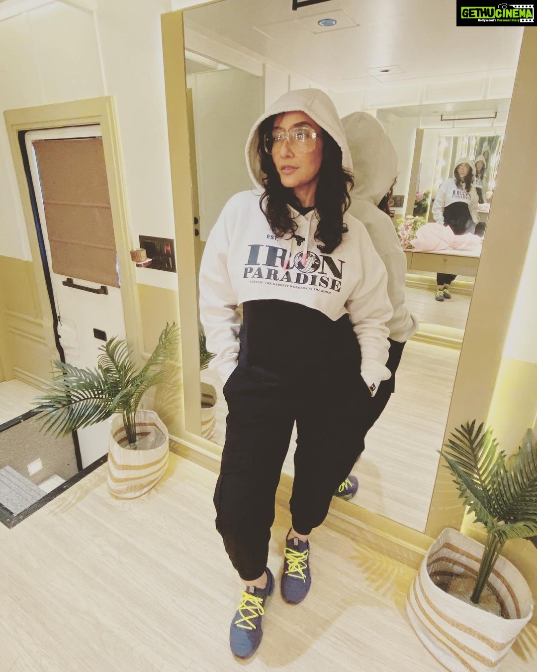 Manisha Koirala Instagram - Love my #hoodies .. #newphaseoflife❤️ #chill #relaxedzonefinally Makeup by @tush_91 Mumbai, Maharashtra