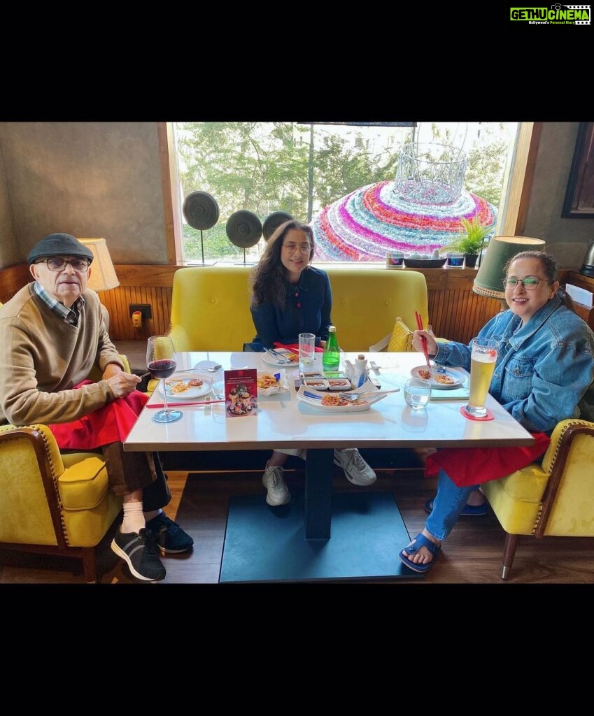Manisha Koirala Instagram - Daddy’s day out..some fam time!! Celebration of yet another fabulous year gone by..n welcoming a glorious year coming!! #2022 #2023 #lovelife #happynewyear #greatfull #lovemyfamily Mumbai, Maharashtra