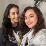 Manisha Koirala Instagram - Enjoyed working with @aslisona she truly is gold!! I absolutely love her temperament..sweet n chill !! Filmcity Mumbai
