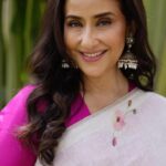 Manisha Koirala Instagram - It was good to interact with so many important souls who continually work to improve people’s lives..thank you #MITPUNE for inviting me to National Legislator’s Conference Bharat India on “ work-Life Balance “Always a pleasure to have my mom with me n thnx @jyoti20091 who came!! thank you my fabulous team Hair: @shaguftaahairandmakeup Makeup: @tush_91 Styled : @akansha.27 @tiara_gal Jewellery Ring: @ishhaara Earings and handcuff : @ut_jewellery_by_harveen @ascend.rohank Photography: @vjsolankii