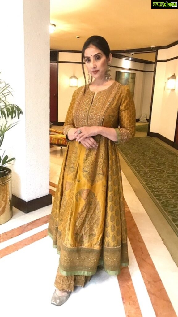 Manisha Koirala Instagram - Looking back..how I love ethnic wear.. #sareelove #salwarsuits !! I just love #linen #cotton #silk