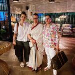 Manisha Koirala Instagram - Some time just chilling with family in a good place is so refreshing!! Casual conversation,good food,few laughters..I love time spent with close ones !! @samjhanaupretirauniar n mom !! Soho House Mumbai