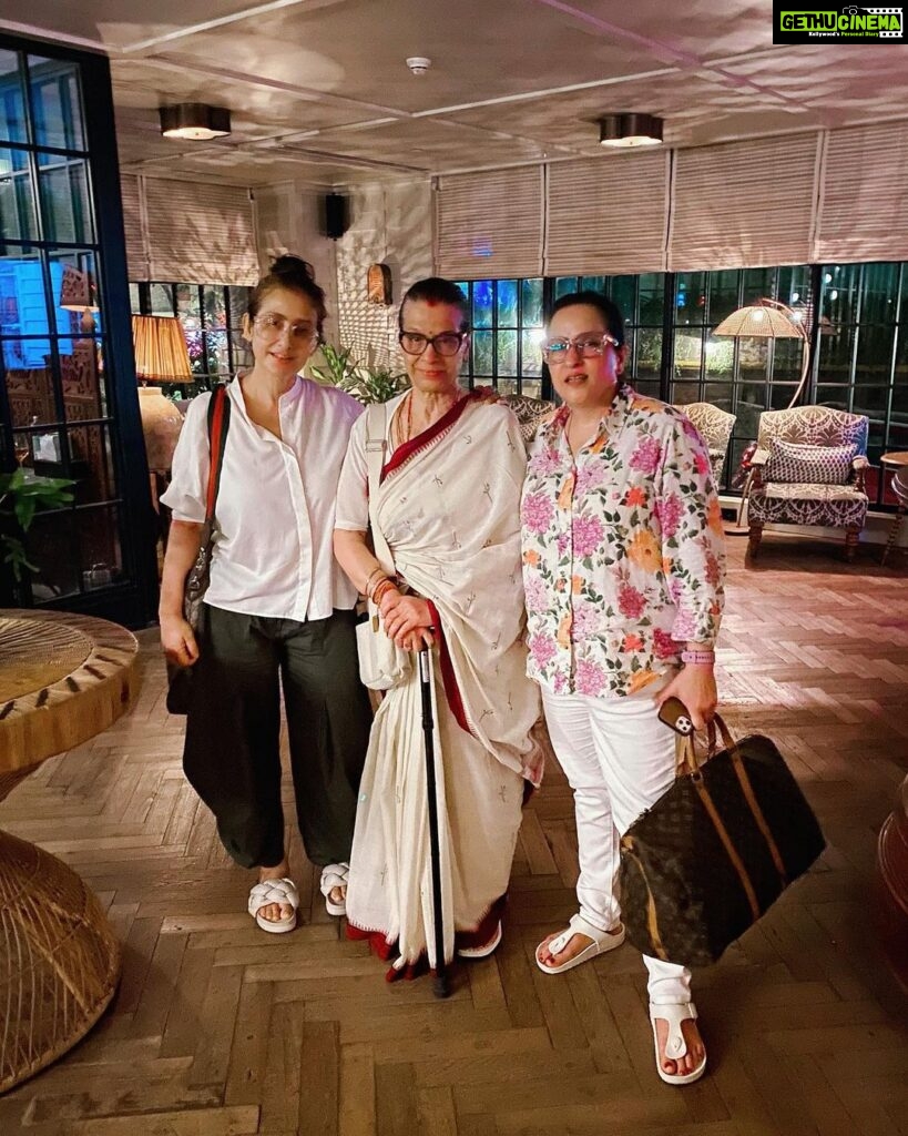 Manisha Koirala Instagram - Some time just chilling with family in a good place is so refreshing!! Casual conversation,good food,few laughters..I love time spent with close ones !! @samjhanaupretirauniar n mom !! Soho House Mumbai
