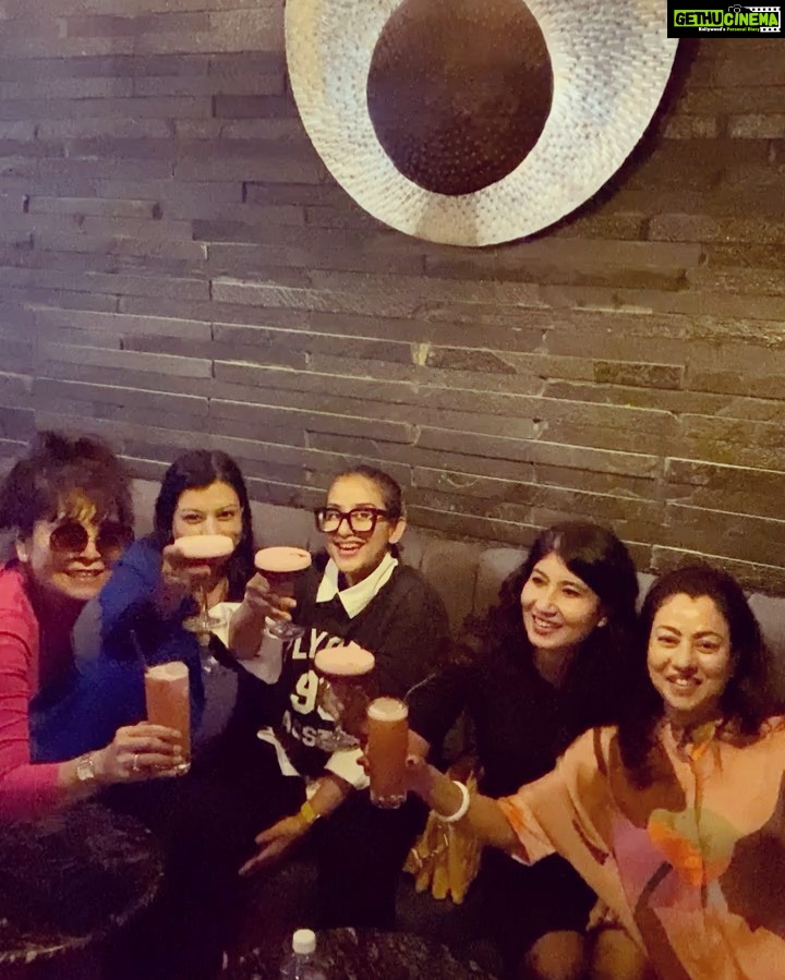 Manisha Koirala Instagram - My girls night out…#throwbackthursday is too main stream so #throwbacksunday❤️ #girlsjustwannahavefun