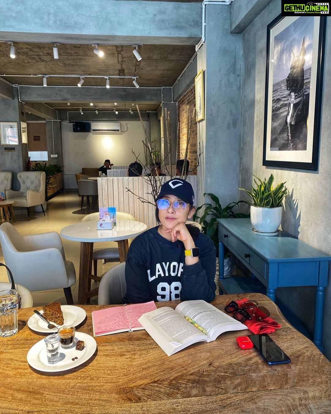 Manisha Koirala Instagram - My fav place and my fav hobby.. learning about well-being!! Reading @peterattiamd #outlive in #javacoffee in #kathmandu