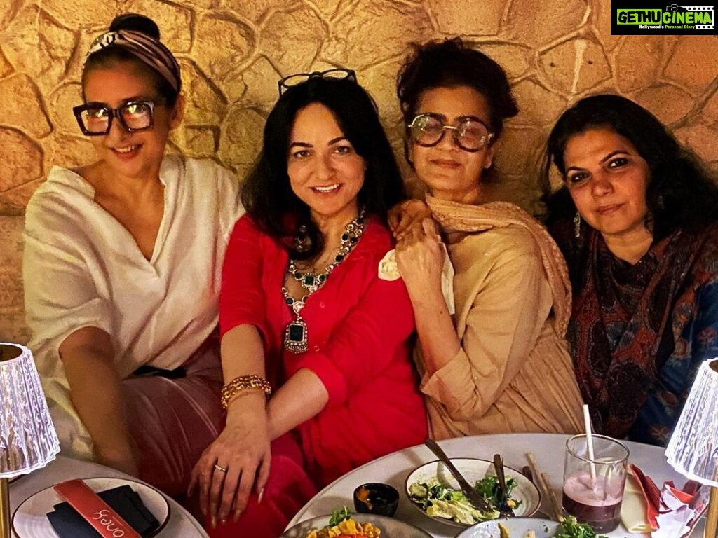 Manisha Koirala Instagram - Stepping out with girls on my off work days is fun..conversation are deep and filled laughter One8 Commune