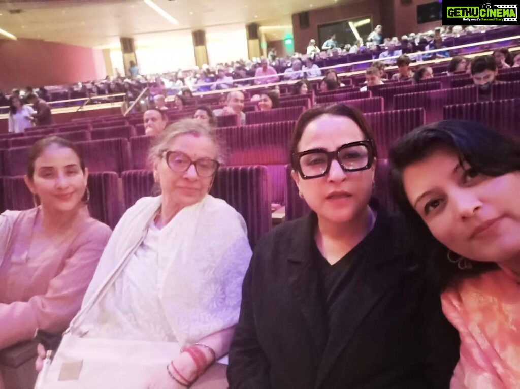 Manisha Koirala Instagram - What a treat to watch #broadwayshow in fabulous #NitaMukeshAmbaniCulturalCentre there are so many exciting exhibitions, plays and musical .. !!
