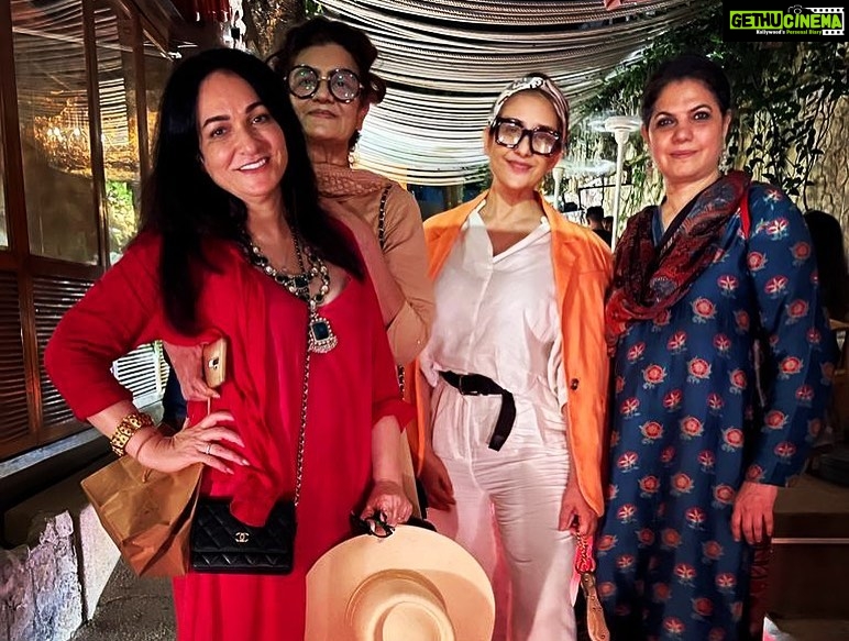 Manisha Koirala Instagram - Stepping out with girls on my off work days is fun..conversation are deep and filled laughter One8 Commune