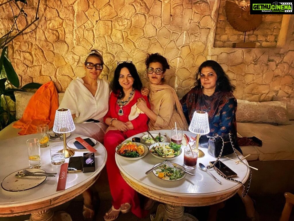 Manisha Koirala Instagram - Stepping out with girls on my off work days is fun..conversation are deep and filled laughter One8 Commune