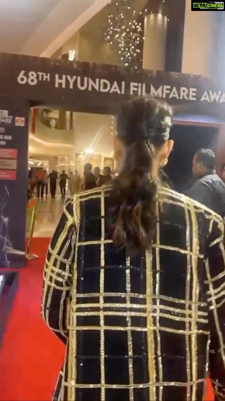 Manisha Koirala Instagram - Just playing with editing n making a reel for fun !! There are nights I m awake..when not working next day!! 🤩🥹😅📸😜🤭🫣🤡 #filmfareawards #reelsinstagram #reels #funreels❤️🔥🤗😂 #nightowl 🤭