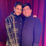 Manisha Koirala Instagram - Our friendship goes long back..it’s deeply embedded during our initial days in the industry ,fun,relaxed and total chill!! One of the nicest n funniest person I know..love you @jiteshpillaai hats off to carrying huge shows one after the other!! Backstage at #filmfareawards @filmfare