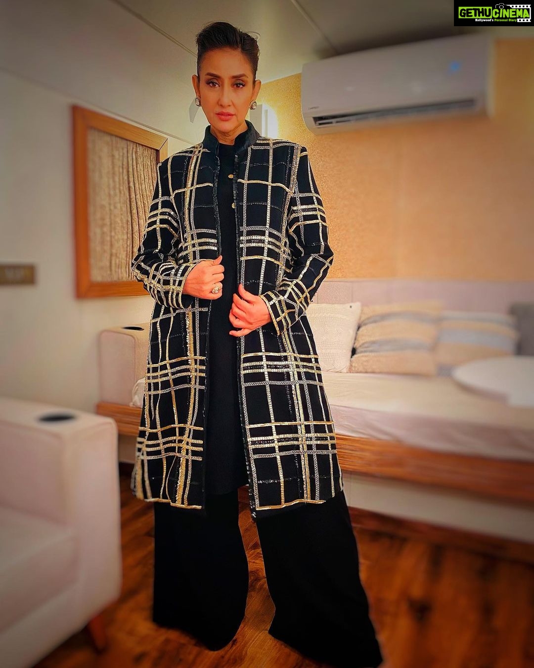 Manisha Koirala Instagram - About last night.. for @filmfare awards.. wearing my most talented friend @manishmalhotra05 ❤️❤️❤️ Makeup- @tush_91 Hair- @radhikayadav_24 Managed by - @jogidisha @manishmalhotrajewellery @manishmaholtraworld #filmfareawards #vanitylife #actorslife