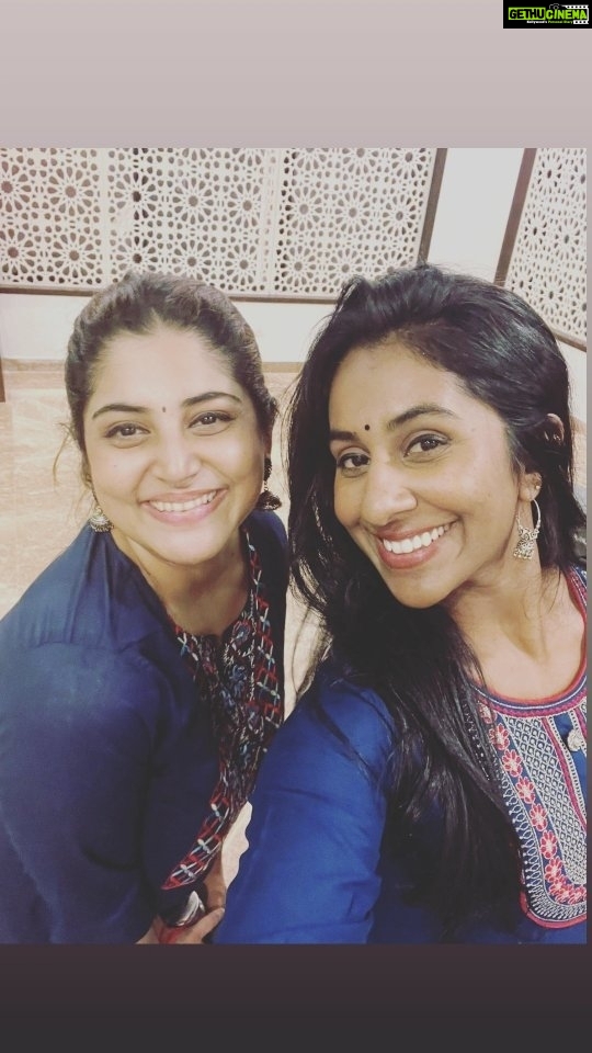 Manjima Mohan Instagram - Dancing to my favorite song with my favorite Gal 💃❤️ Choreography: @blackswankg Cinematography & Editing: @greysuit_0696 BTS: @dr_dan.menon Song: Pasoori Chennai, India