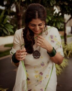 Manjima Mohan Instagram - ഓണം 2023 🏵🌸🌼🌺

Styled by: @nikhitaniranjan 
Outfit: @surmaye_ 
Jewellery: @stylorisilver @nacjewellers 
Makeup : @salomirdiamond
Hair : @raisedbrowsbybhavani
Photography: @livingin24fps 
Photography team: @anupamasindhia
