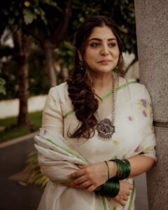 Manjima Mohan Instagram - ഓണം 2023 🏵🌸🌼🌺

Styled by: @nikhitaniranjan 
Outfit: @surmaye_ 
Jewellery: @stylorisilver @nacjewellers 
Makeup : @salomirdiamond
Hair : @raisedbrowsbybhavani
Photography: @livingin24fps 
Photography team: @anupamasindhia