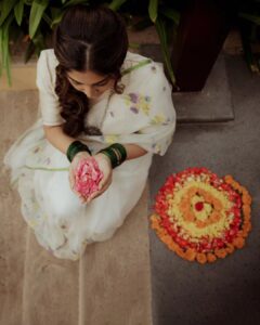 Manjima Mohan Instagram - ഓണം 2023 🏵🌸🌼🌺

Styled by: @nikhitaniranjan 
Outfit: @surmaye_ 
Jewellery: @stylorisilver @nacjewellers 
Makeup : @salomirdiamond
Hair : @raisedbrowsbybhavani
Photography: @livingin24fps 
Photography team: @anupamasindhia