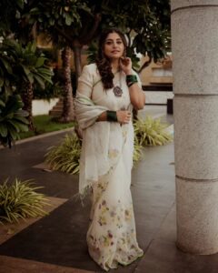 Manjima Mohan Instagram - ഓണം 2023 🏵🌸🌼🌺

Styled by: @nikhitaniranjan 
Outfit: @surmaye_ 
Jewellery: @stylorisilver @nacjewellers 
Makeup : @salomirdiamond
Hair : @raisedbrowsbybhavani
Photography: @livingin24fps 
Photography team: @anupamasindhia