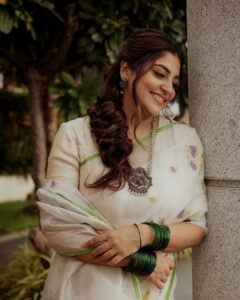 Manjima Mohan Instagram - ഓണം 2023 🏵🌸🌼🌺

Styled by: @nikhitaniranjan 
Outfit: @surmaye_ 
Jewellery: @stylorisilver @nacjewellers 
Makeup : @salomirdiamond
Hair : @raisedbrowsbybhavani
Photography: @livingin24fps 
Photography team: @anupamasindhia