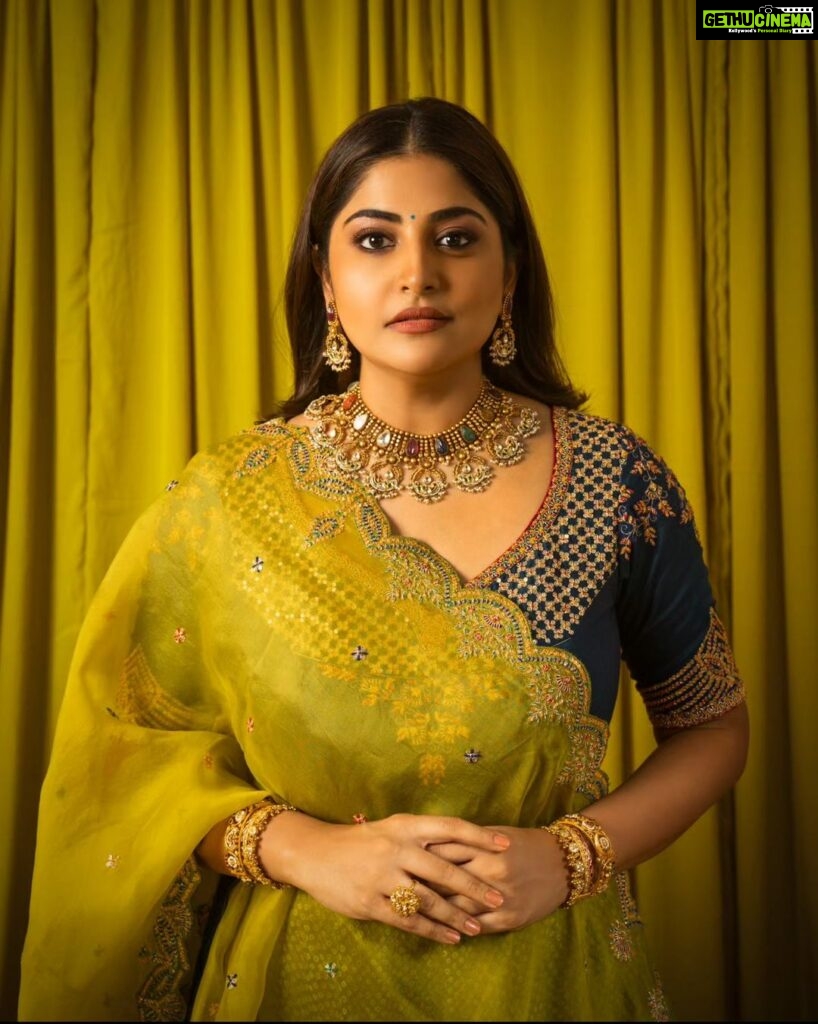 Manjima Mohan Instagram - 🦚 Styled by: @nikhitaniranja Outfit: @nainajainkolkata Jewellery: @konikajewellery HMU: @pinkyloha Shot by: @livingin24fps Photography team: @anupamasindhia