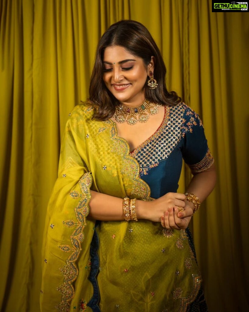 Manjima Mohan Instagram - 🦚 Styled by: @nikhitaniranja Outfit: @nainajainkolkata Jewellery: @konikajewellery HMU: @pinkyloha Shot by: @livingin24fps Photography team: @anupamasindhia