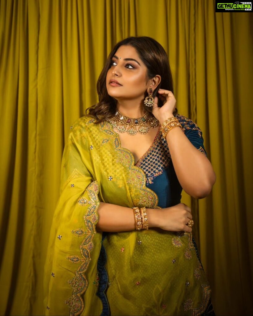 Manjima Mohan Instagram - 🦚 Styled by: @nikhitaniranja Outfit: @nainajainkolkata Jewellery: @konikajewellery HMU: @pinkyloha Shot by: @livingin24fps Photography team: @anupamasindhia