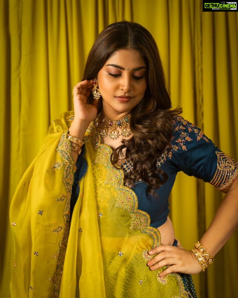 Manjima Mohan Instagram - 🦚 Styled by: @nikhitaniranja Outfit: @nainajainkolkata Jewellery: @konikajewellery HMU: @pinkyloha Shot by: @livingin24fps Photography team: @anupamasindhia